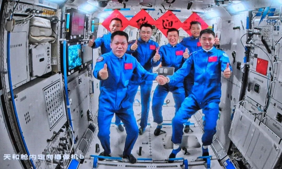 神舟十七號(hào)、神舟十八號(hào)兩個(gè)航天員乘組“太空會(huì)師”。來源：中國(guó)載人航天工程