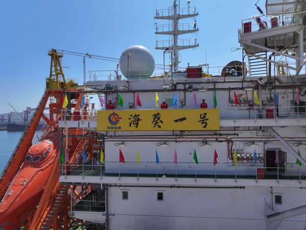 亞洲首艘圓筒型FPSO“?？惶枴苯ㄔ焱旯?。韓慶攝
