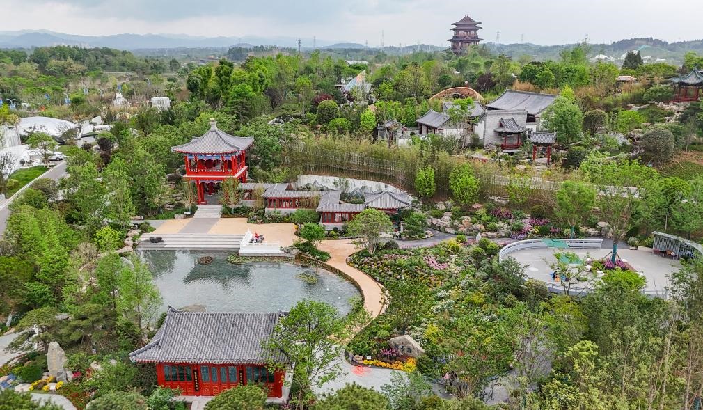 這是2024年4月22日拍攝的成都世園會(huì)主會(huì)場(chǎng)北京園（無(wú)人機(jī)照片）。新華社記者 王曦 攝