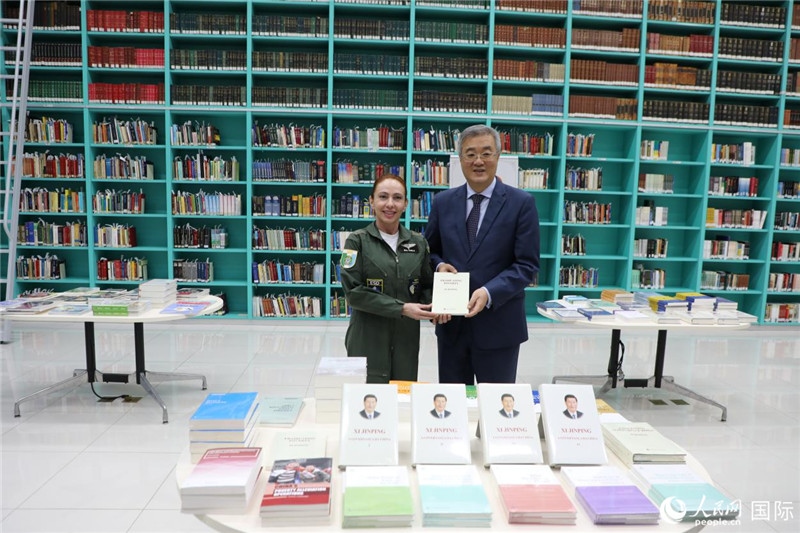授課后，中國駐巴西大使祝青橋向巴西高等防務(wù)學(xué)院圖書館捐贈(zèng)了150本書籍。圖為祝青橋和巴西高等防務(wù)學(xué)院院長卡拉·利里奧·馬丁斯在圖書捐贈(zèng)儀式上。 人民網(wǎng)記者 陳一鳴攝