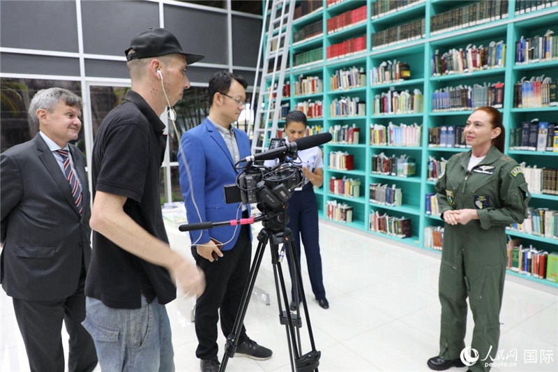 巴西高等防務(wù)學(xué)院院長卡拉·利里奧·馬丁斯接受了人民網(wǎng)的視頻采訪。 人民網(wǎng)記者 陳一鳴攝