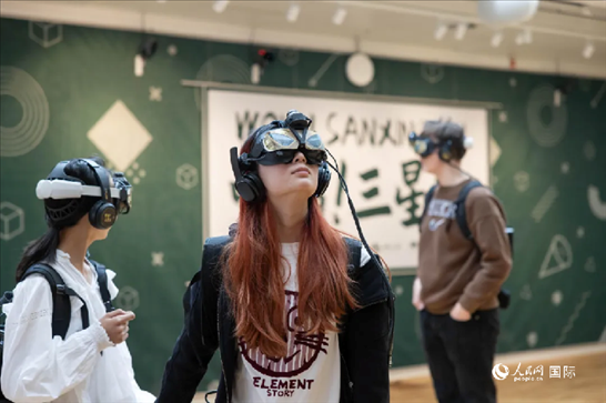 體驗三星堆VR文化。中國駐瑞典大使館供圖
