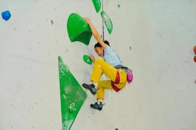 2024年4月16日，全國青少年攀巖公開賽江山站舉行，選手在比賽中。中國登山協(xié)會供圖