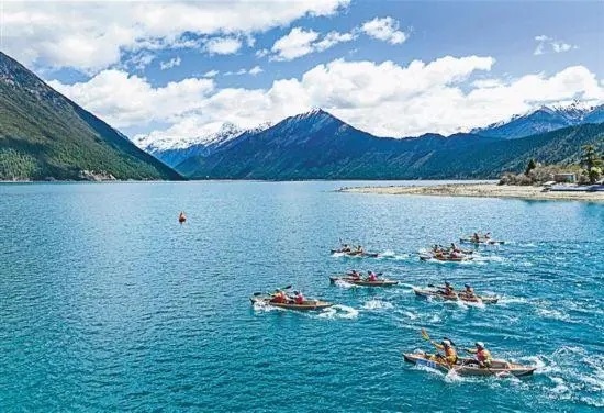2024年4月20日，2024年巴松措國際漂流公開賽的選手在比賽中。 新華社記者 孫非攝