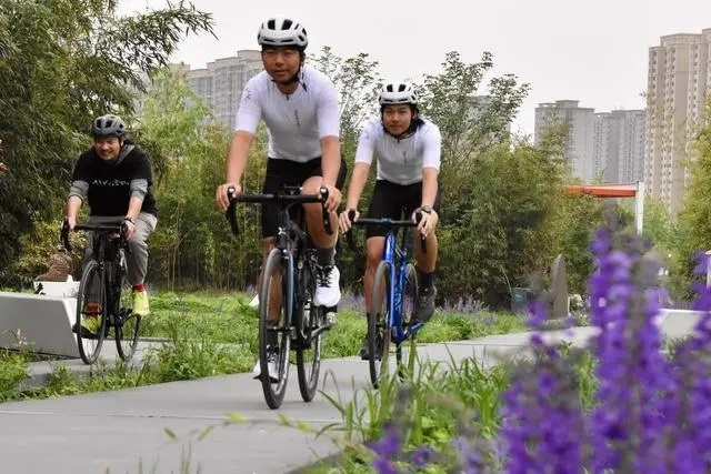 2024年4月上旬，一支騎行隊伍在西安雁南公園騎行。 新華社記者 鄭昕攝