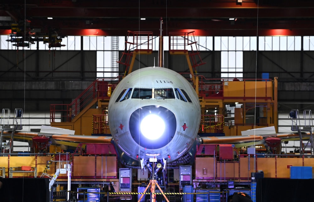 2022年11月9日，在空客天津總裝線(xiàn)，其首架空客A321飛機(jī)上線(xiàn)開(kāi)始總裝。新華社記者 趙子碩 攝
