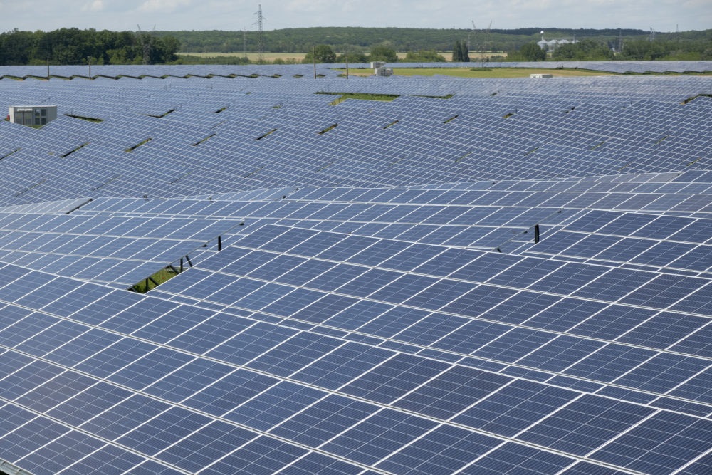這是2021年5月27日在匈牙利考波什堡拍攝的100兆瓦光伏電站。當(dāng)日，由中國(guó)通用技術(shù)集團(tuán)所屬中國(guó)機(jī)械進(jìn)出口（集團(tuán)）有限公司投資興建的匈牙利考波什堡100兆瓦光伏電站項(xiàng)目在考波什堡市舉行投運(yùn)啟動(dòng)儀式。新華社發(fā)（弗爾季·奧蒂洛攝）