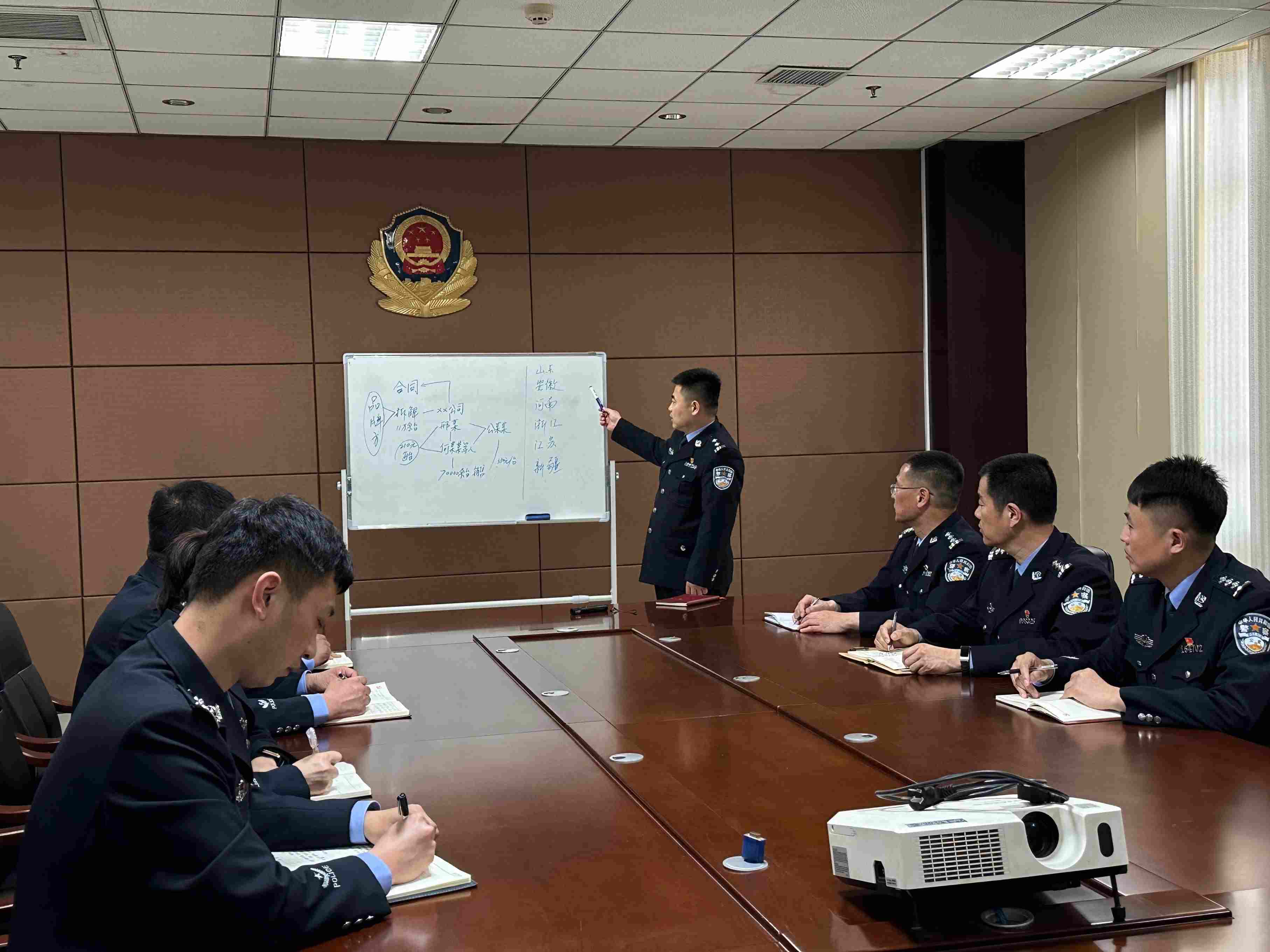 專案組辦案民警介紹案情。人民網(wǎng)記者 郝萍攝
