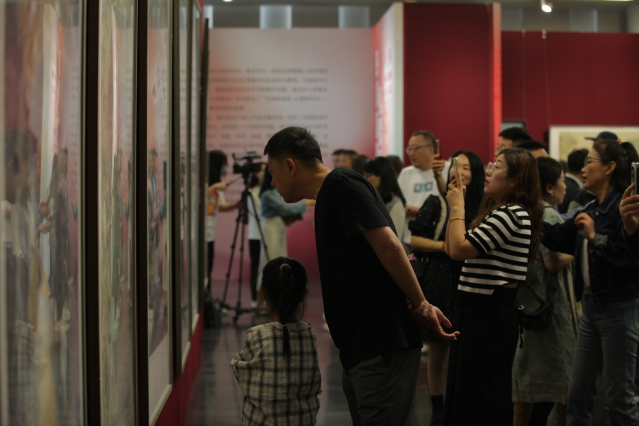 嘉賓及教研員、教師代表參觀展覽。主辦方供圖