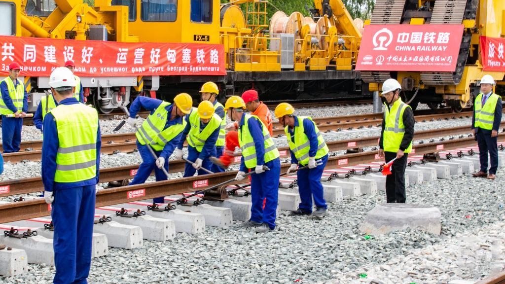 △2024年4月25日，在塞爾維亞北部城市巴奇卡托波拉，匈塞鐵路項目施工人員進行匈塞鐵路軌道合龍工作。