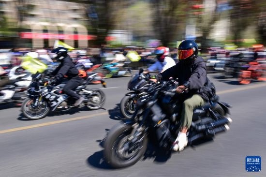 這是4月30日在新疆烏魯木齊市舉行的巡游活動上拍攝的摩托機車方陣。
