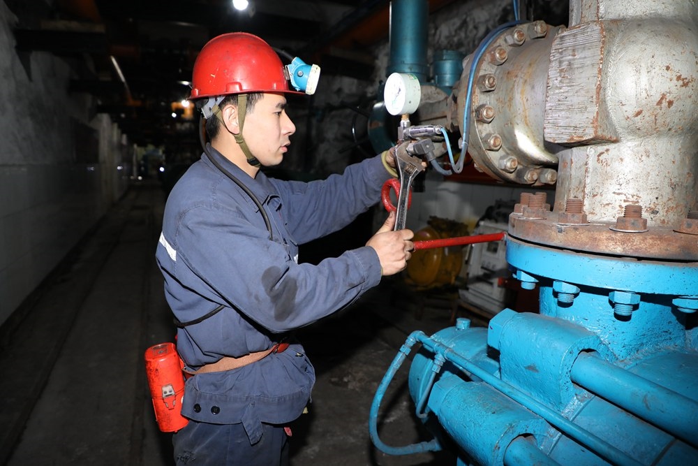 2024年4月30日，冀中能源峰峰集團(tuán)新屯礦機(jī)電區(qū)副區(qū)長顧博在井下泵房檢修水泵。新華社發(fā)