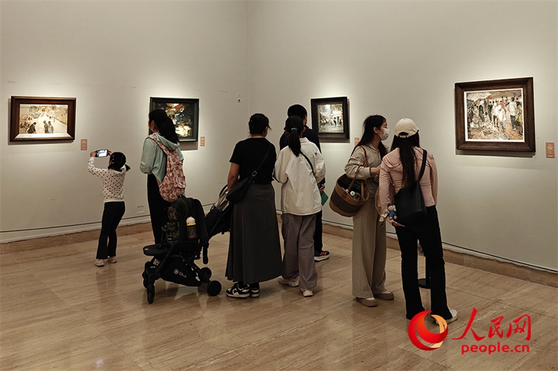 “五一”假期，游客在中國美術館參觀“大美勞動者——中國美術館藏勞動題材美術作品展（第二期）”。人民網記者 韋衍行攝