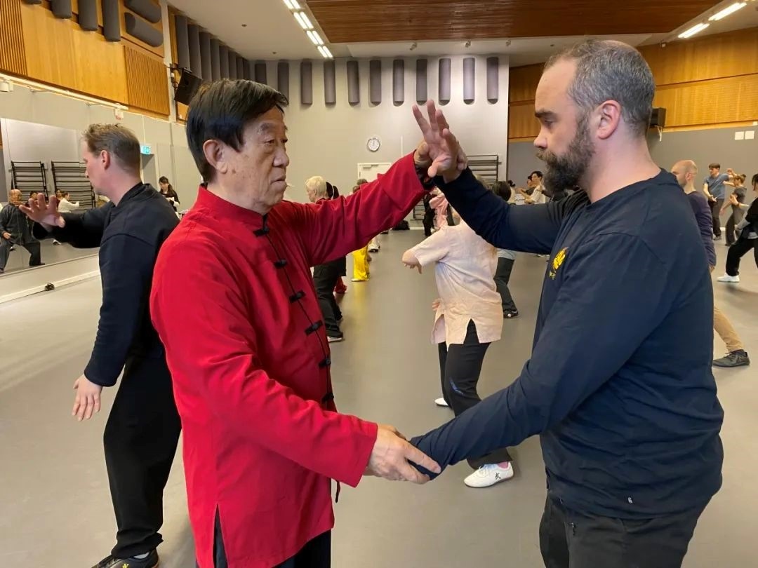 陳正雷老師親自示范指導(dǎo)。斯德哥爾摩中國文化中心供圖