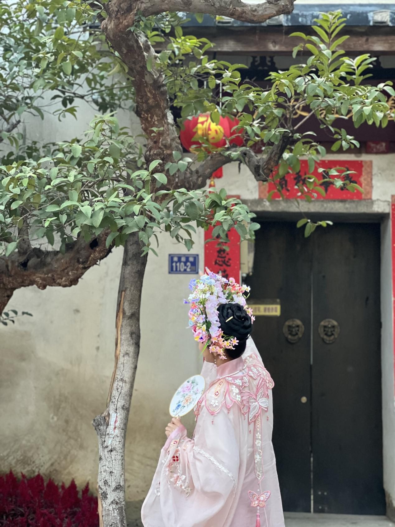 福建泉州，頭戴簪花的游客正拍照留念。人民網(wǎng) 歐陽易佳攝