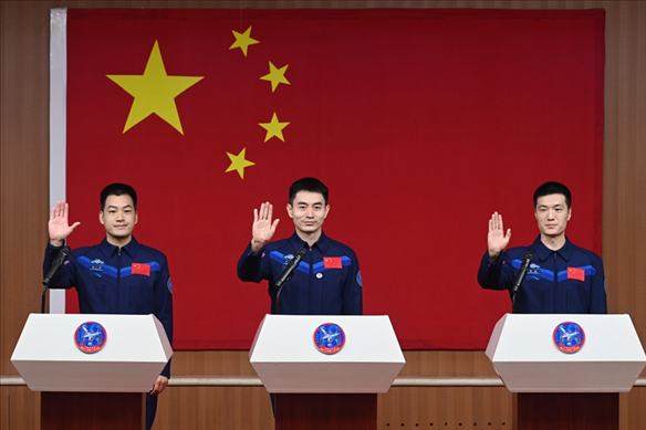 2024年月24日，神舟十八號(hào)載人飛行任務(wù)航天員葉光富（中）、李聰（右）、李廣蘇在酒泉衛(wèi)星發(fā)射中心問(wèn)天閣與媒體記者集體見(jiàn)面。