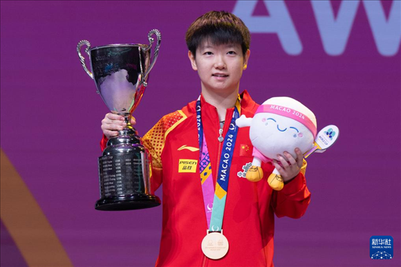 2024年4月21日，在2024年澳門國(guó)際乒聯(lián)女子世界杯決賽中，孫穎莎奪得冠軍。圖為孫穎莎在頒獎(jiǎng)臺(tái)上。新華社記者 張金加 攝