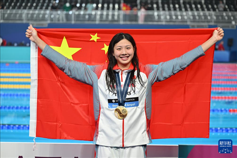2024年2月13日，2024年世界游泳錦標(biāo)賽游泳項(xiàng)目女子100米蛙泳決賽在卡塔爾多哈舉行。圖為冠軍中國(guó)選手唐錢婷在頒獎(jiǎng)儀式后慶祝。新華社記者 薛宇舸 攝