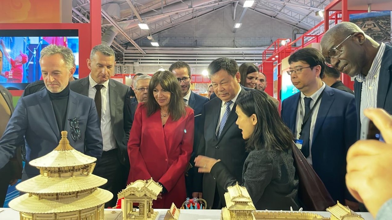 巴黎市市長安妮·伊達(dá)爾戈參觀展覽。主辦方供圖