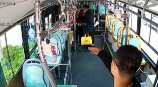 公交車上他一聲大吼！魏杰，好樣的！