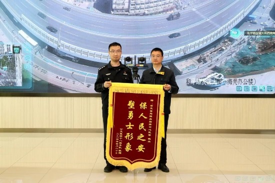 公交車上他一聲大吼！魏杰，好樣的！