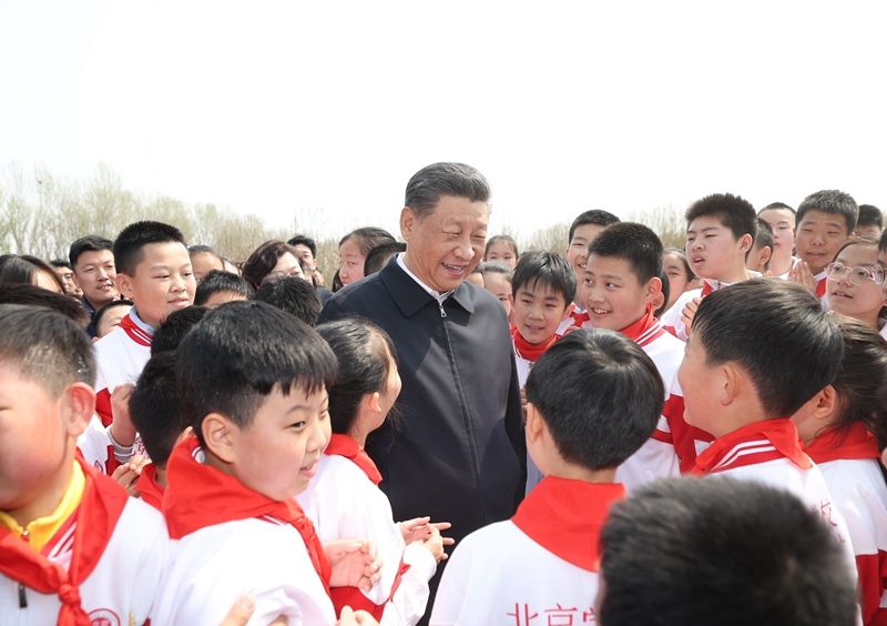 △4月3日，習(xí)近平總書記來到北京市通州區(qū)潞城鎮(zhèn)參加首都義務(wù)植樹活動(dòng)。這是總書記同少先隊(duì)員在一起。