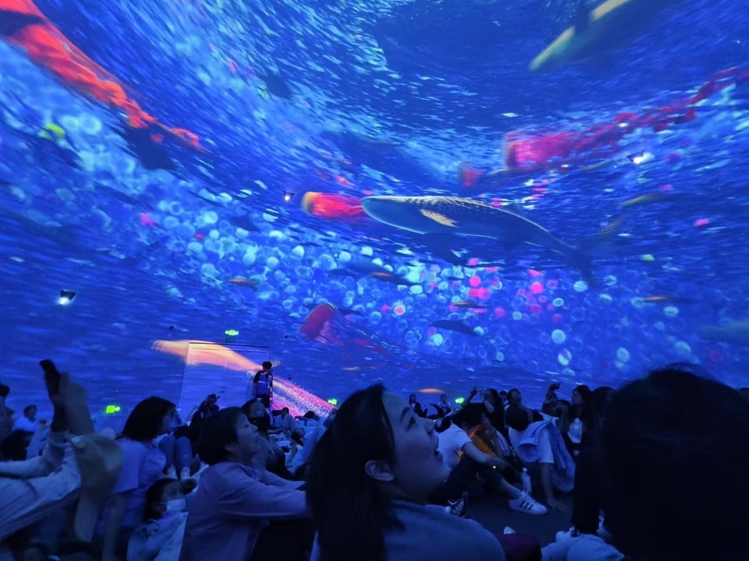 “五一”期間，游客在天津極地海洋公園科技館體驗?zāi)ХêＱ?。人民網(wǎng)記者 喬業(yè)瓊攝