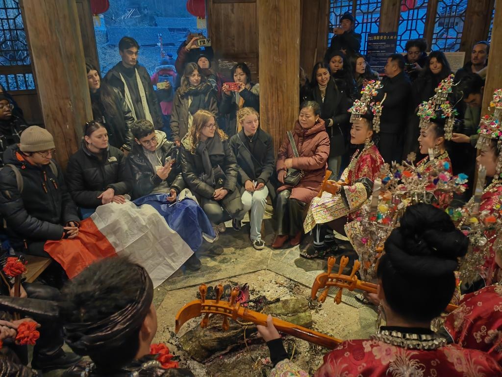 法國(guó)青年在榕江體驗(yàn)民俗文化。新華社記者 羅羽 攝