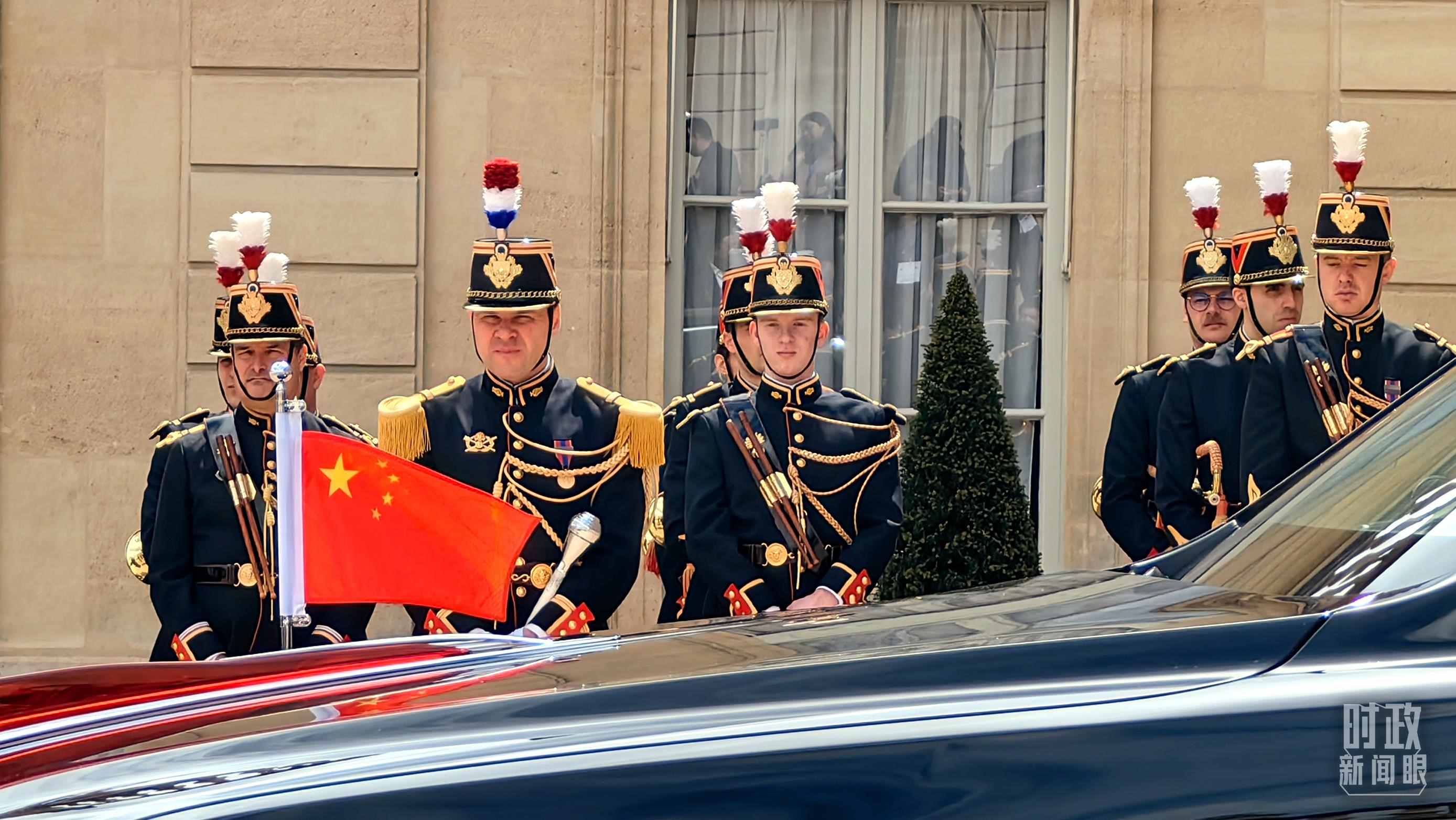 △習(xí)主席乘車(chē)抵達(dá)愛(ài)麗舍宮。（總臺(tái)央視記者段德文拍攝）