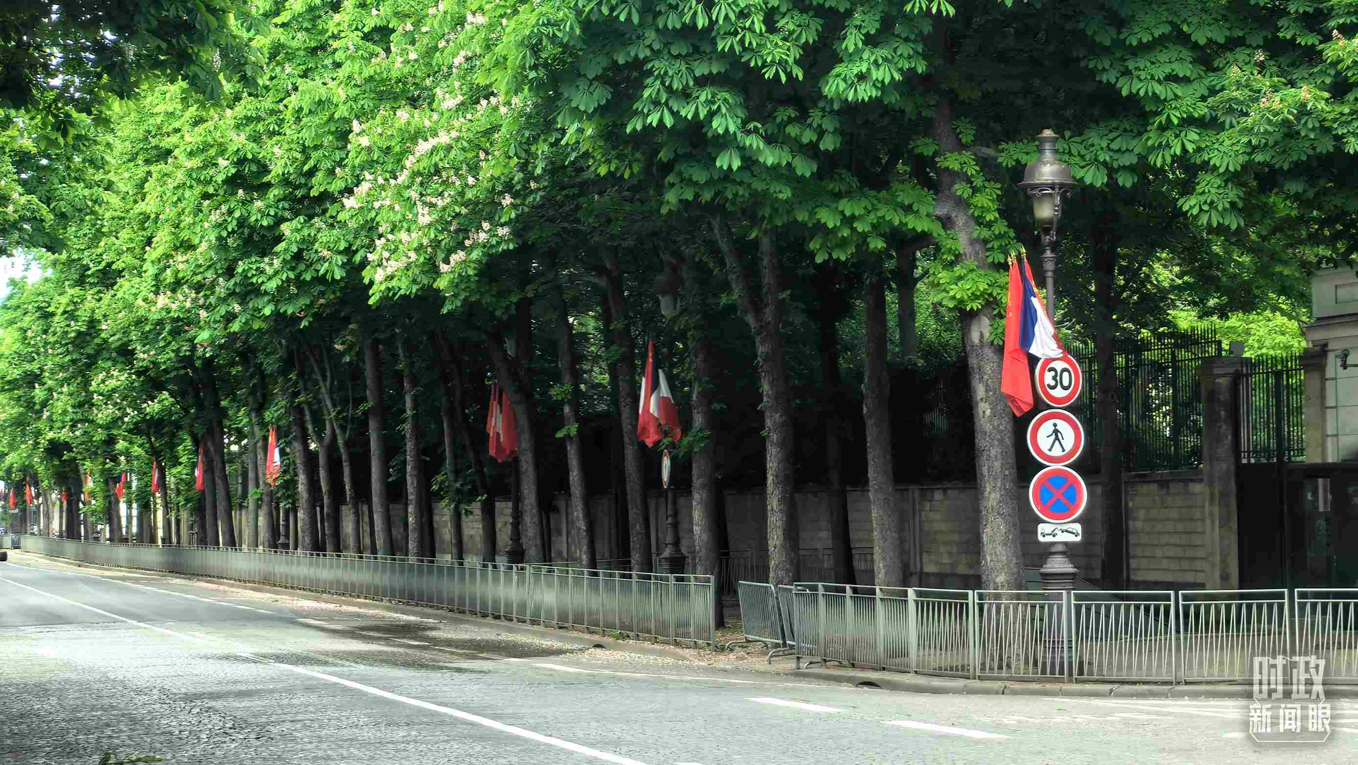 △巴黎道路兩側(cè)懸掛中法兩國(guó)國(guó)旗。（總臺(tái)央視記者鄂介甫拍攝）