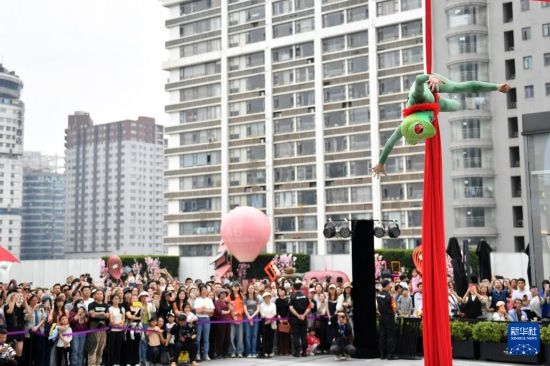 5月7日，演員在長沙國金中心表演木偶劇。新華社記者 陳振海 攝