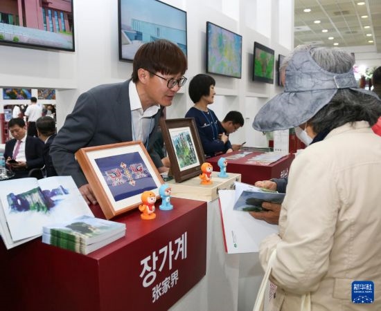 5月9日，在韓國首爾舉行的首爾國際旅游展上，參觀者在中國展區(qū)咨詢。新華社記者 姚琪琳 攝