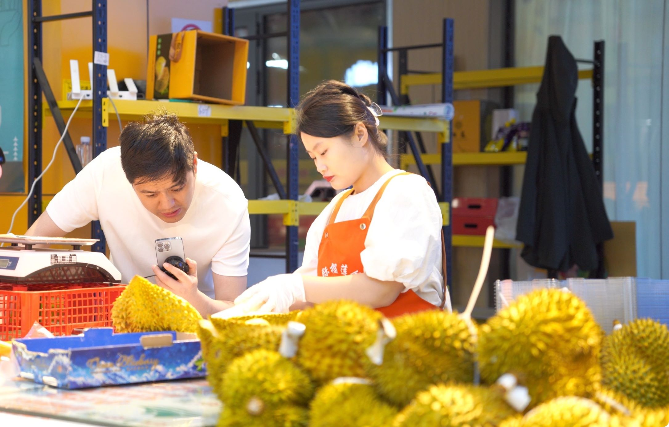 榴蓮商家正在通過手機直播銷售榴蓮。人民網(wǎng)記者申佳平 攝
