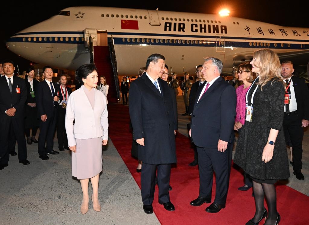 當(dāng)?shù)貢r(shí)間5月8日晚，國家主席習(xí)近平乘專機(jī)抵達(dá)布達(dá)佩斯。匈牙利總理歐爾班夫婦、外長(zhǎng)西雅爾多等政府高級(jí)官員在機(jī)場(chǎng)熱情迎接習(xí)近平和夫人彭麗媛。