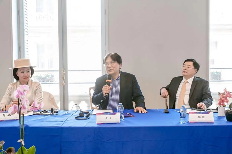 法中交流促進會會長、作家、翻譯家、法國最高榮譽騎士勛章獲得者亞丁發(fā)言（圖片：中國傳媒大學(xué)