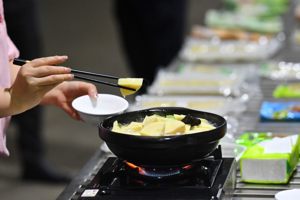 2024年5月9日，福建省三明市極野食品有限公司工作人員在試吃竹筍食品。新華社記者 姜克紅 攝