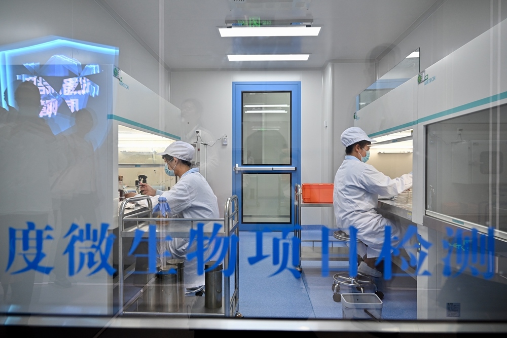2024年5月8日，福建長富乳品有限公司工作人員在對(duì)乳品進(jìn)行微生物項(xiàng)目檢測(cè)。新華社記者 姜克紅 攝