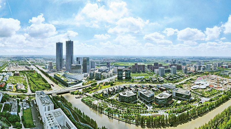建立全國第一個(gè)國際貿(mào)易“單一窗口”，開設(shè)全國第一批自由貿(mào)易賬戶，設(shè)立全國第一家外商獨(dú)資醫(yī)院、第一家外商獨(dú)資公募基金公司、第一家外商獨(dú)資汽車制造企業(yè)……中國（上海）自由貿(mào)易試驗(yàn)區(qū)掛牌以來，誕生了若干個(gè)“全國第一”，在制造業(yè)、金融業(yè)等數(shù)十個(gè)開放領(lǐng)域，實(shí)現(xiàn)一批全國首創(chuàng)項(xiàng)目落地。圖為上海自貿(mào)區(qū)張江片區(qū)（2023年9月10日攝，無人機(jī)照片）。 新華社記者 方喆/攝