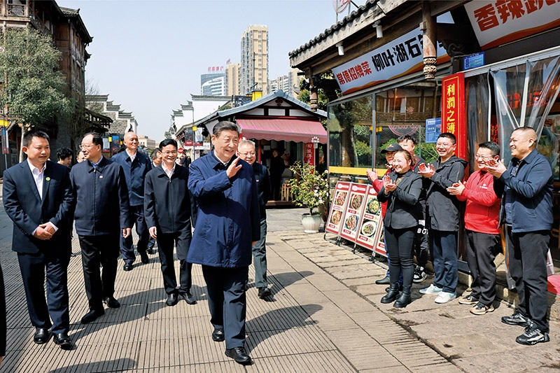 2024年3月18日至21日，中共中央總書記、國家主席、中央軍委主席習(xí)近平在湖南考察。這是19日上午，習(xí)近平在常德河街考察時，同店主和游客親切交流。 新華社記者 王曄/攝