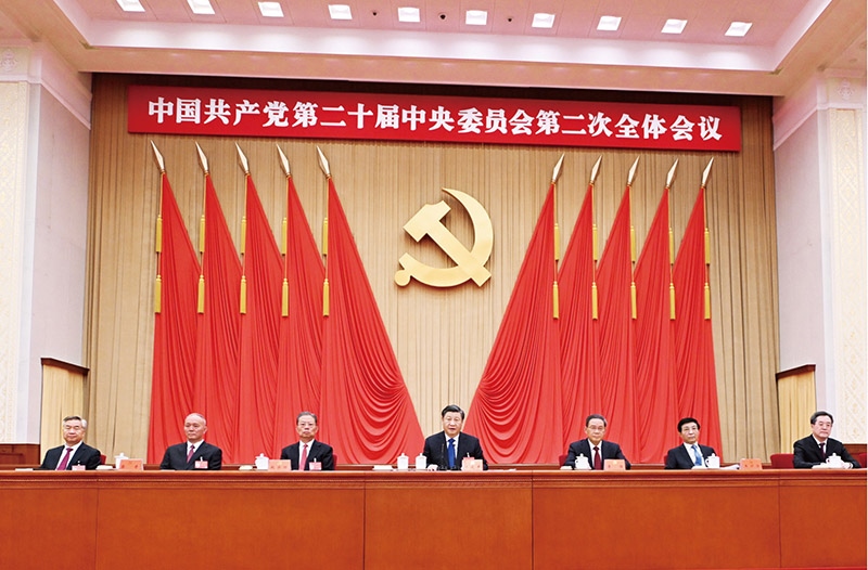 中國共產(chǎn)黨第二十屆中央委員會第二次全體會議，于2023年2月26日至28日在北京舉行。這是習(xí)近平、李強、趙樂際、王滬寧、蔡奇、丁薛祥、李希等在主席臺上。 新華社記者 謝環(huán)馳/攝