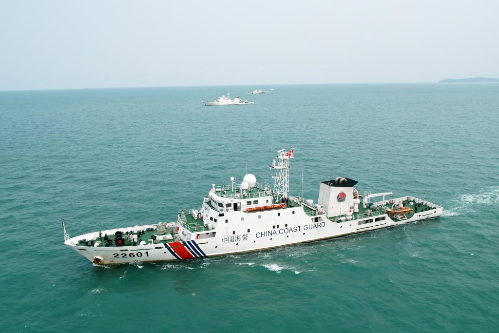 圖為5月14日海警艦艇編隊(duì)在巡航管控。（中國(guó)海警局南海分局供圖）