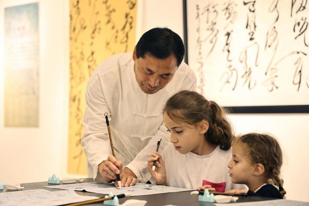 中國書法老師帶領(lǐng)現(xiàn)場觀眾體驗(yàn)書法。拉巴特中國文化中心供圖