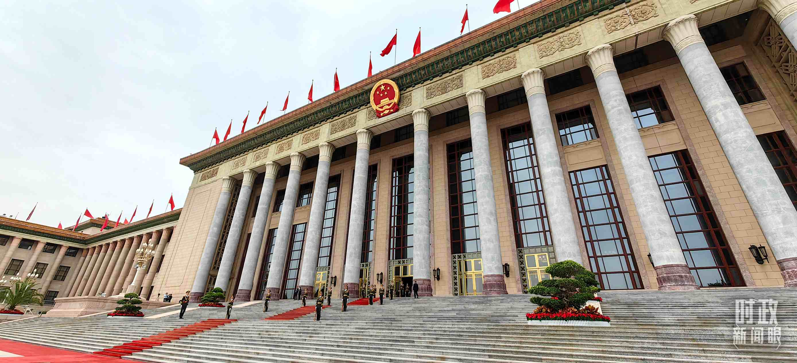 △人民大會(huì)堂東門(mén)外廣場(chǎng)。（總臺(tái)央視記者段德文拍攝）