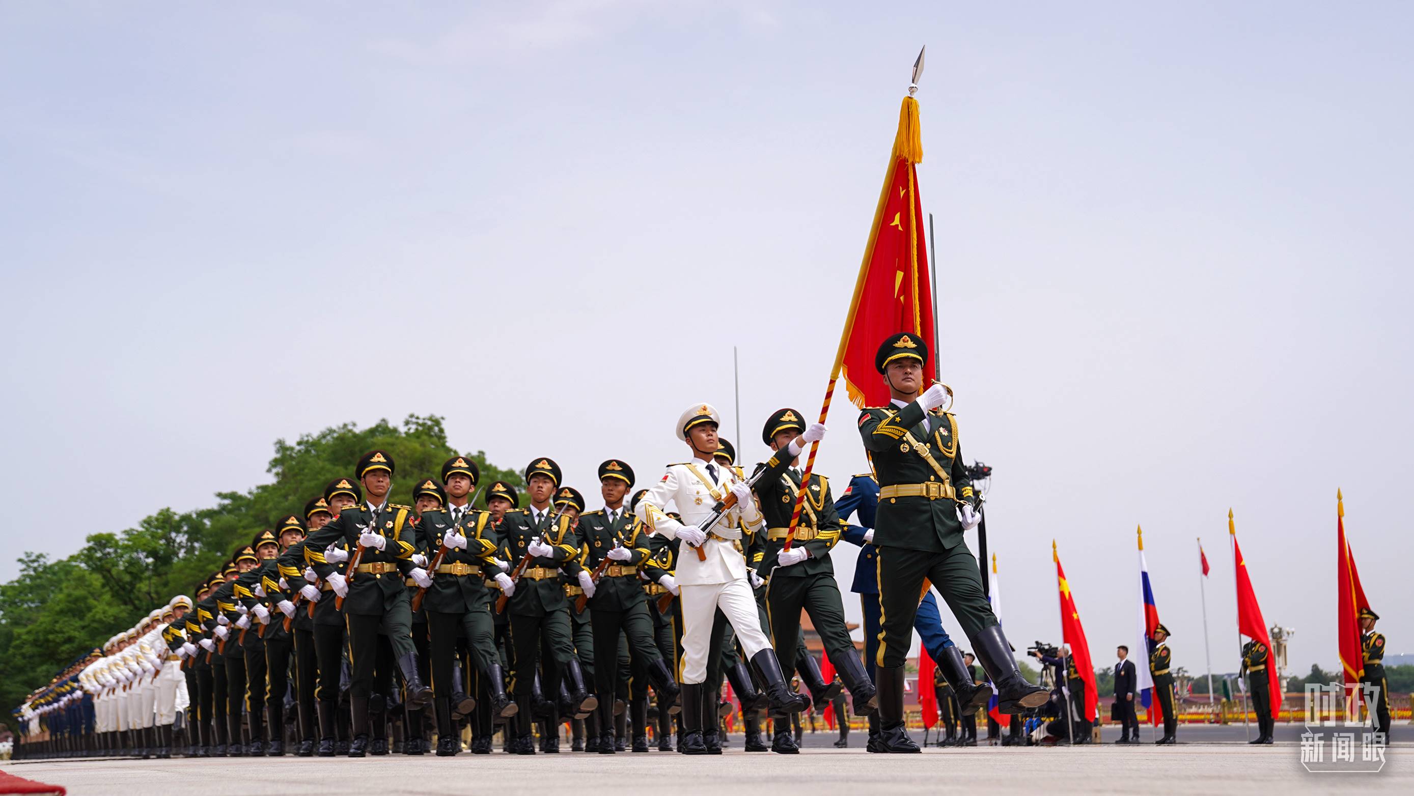 △歡迎儀式現(xiàn)場(chǎng)的中國(guó)人民解放軍儀仗隊(duì)。（總臺(tái)國(guó)廣記者李晉拍攝）
