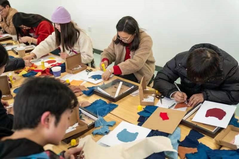 2024年2月，群眾在貴州省民族博物館老師帶領(lǐng)下開展拼布、拓印等非遺手工體驗活動。受訪者供圖