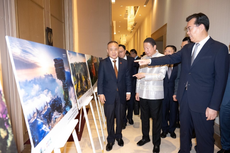 貴州省長(zhǎng)李炳軍（右一）向泰方介紹貴州旅游資源。泰國(guó)中華總商會(huì)供圖