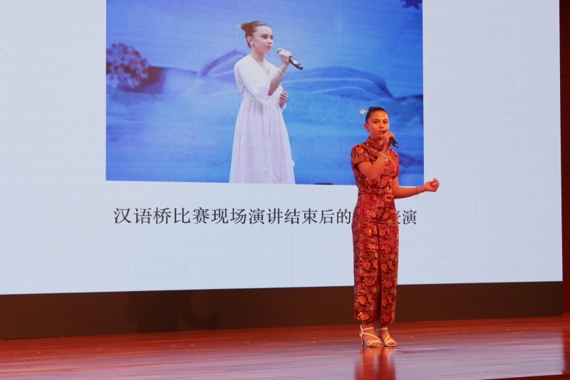 4、美國的中文愛好者譚木蘭在現(xiàn)場演唱歌曲《揮著翅膀的女孩》。 伊莎貝爾·羅德里格斯攝