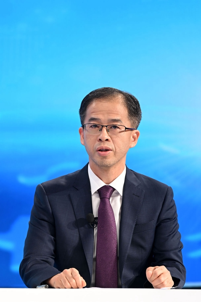 商務(wù)部政研室副主任丁維順在“中國經(jīng)濟(jì)圓桌會”錄制現(xiàn)場交流發(fā)言。新華社記者 金良快 攝