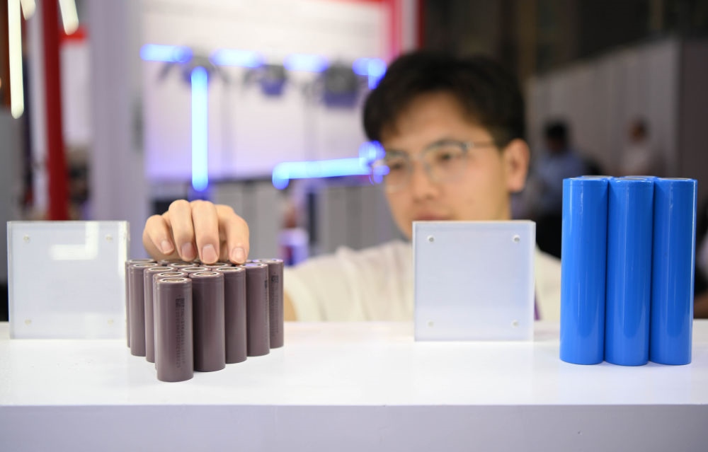 這是一家企業(yè)在第135屆廣交會上展出的鋰電池產(chǎn)品（2024年4月15日攝）。新華社記者 鄧華 攝