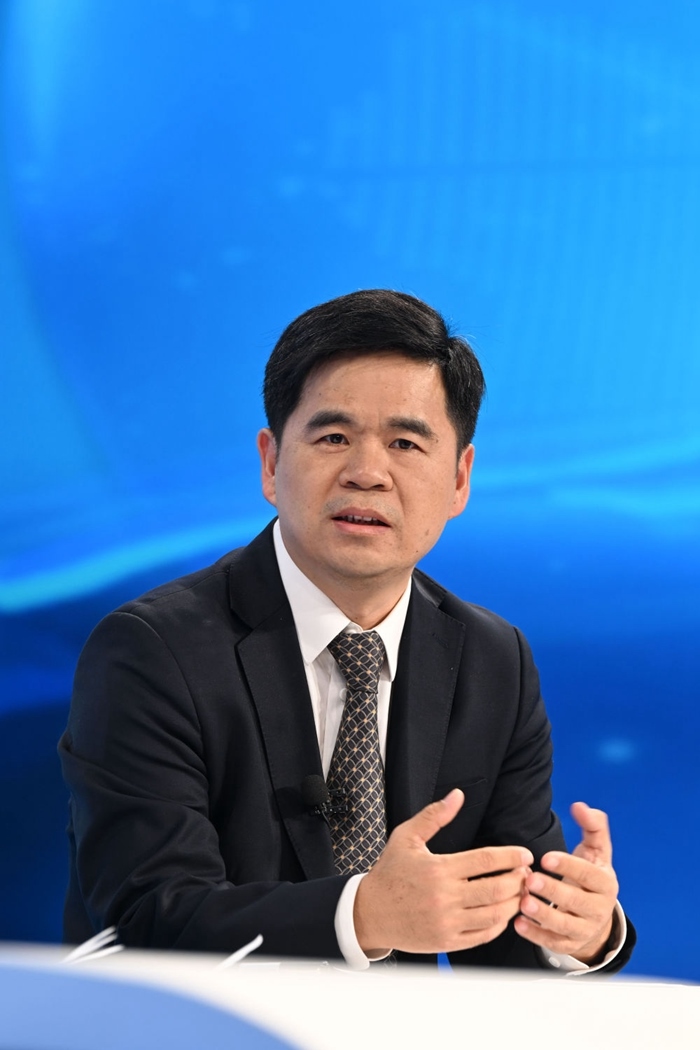工業(yè)和信息化部運(yùn)行監(jiān)測協(xié)調(diào)局副局長何海林在“中國經(jīng)濟(jì)圓桌會”錄制現(xiàn)場交流發(fā)言。新華社記者 金良快 攝